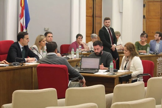 Usuarios del AVE de Medina del Campo, hacen sus reivindicaciones en el pleno // Foto: Paula de la Fuente